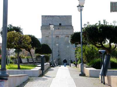 Raggiungiamo ora il sud di Bari, per recarci a Torre a Mare, il quartiere che sorge proprio attorno a Torre Pelosa, edificio che domina la piazza principale, a due passi dal porto